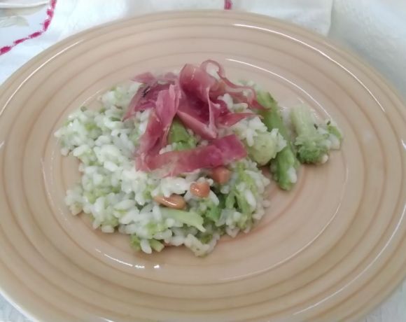 risotto con broccoli arachidi e prosciutto croccante