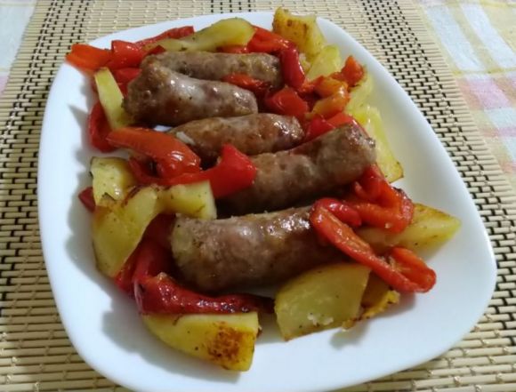 Salsiccia, patate e peperoni ricetta semplice per 5 persone