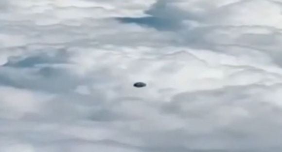 Un misterioso “UFO” a forma di cubo avvistato sulla Colombia