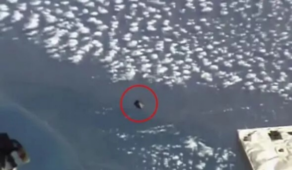 Sorprendente filmato della NASA riprende un UFO sopra la terra