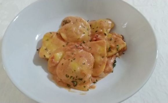 Cuor Di Ravioli Pasta Fresca Ripiena Di Pesce Spada Alla Crema Di Scampi