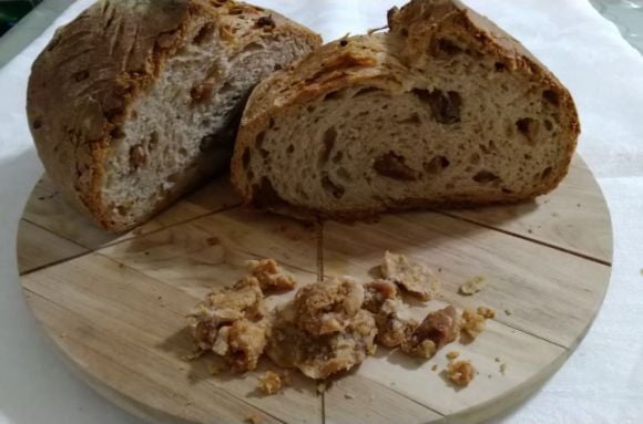 Pane con ciccioli, fragrante e saporito con lievito madre.