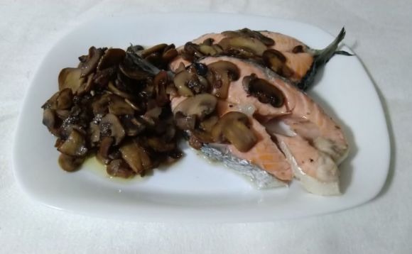 Salmone ai funghi, ricetta deliziosa per due persone