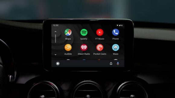 Android Auto e Apple CarPlay causano incidenti? Ecco cosa dice uno studio