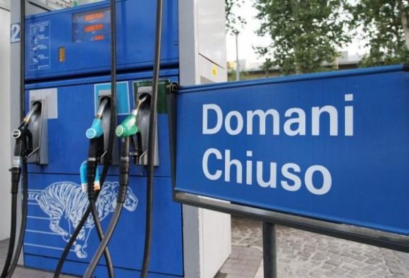 Chiudono i benzinai in Italia