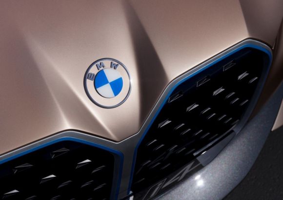 BMW e BMW M cambiano il design dei loro emblemi