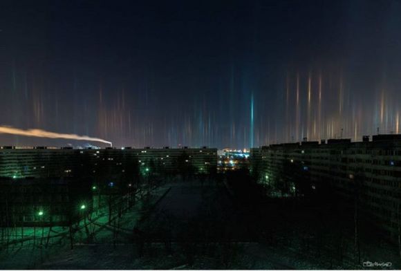 Fenomeno ottico fa ‘fluttuare’ i lampioni nel cielo di San Pietroburgo