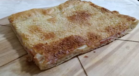 Parigina: pizza rustica di prosciutto, pomodoro e formaggio