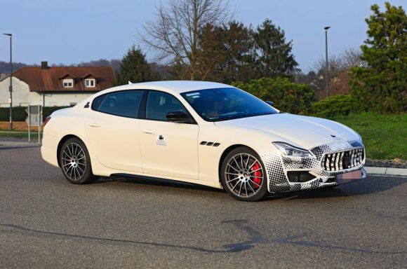 Maserati Quattroporte ottiene il motore ibrido plug-in