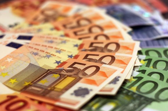 Bonifico sul conto corrente di 5.000 euro a fondo perduto alle imprese, i requisiti