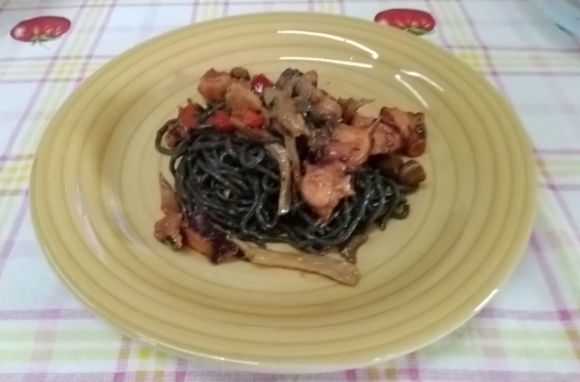 Spaghetti neri con polpo, olive e funghi