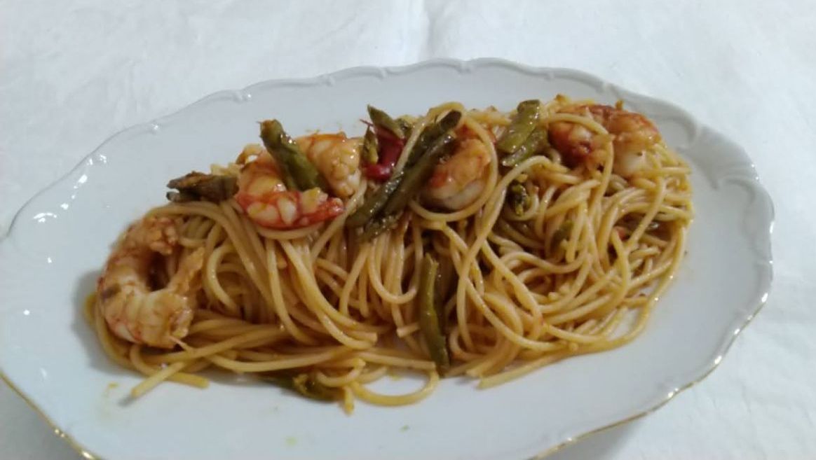 Spaghetti con asparagi e gamberi: facile e gustoso