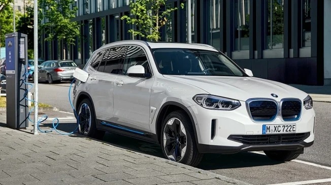 Debutta la nuova BMW iX3, arriva il primo SUV elettrico del marchio di Monaco