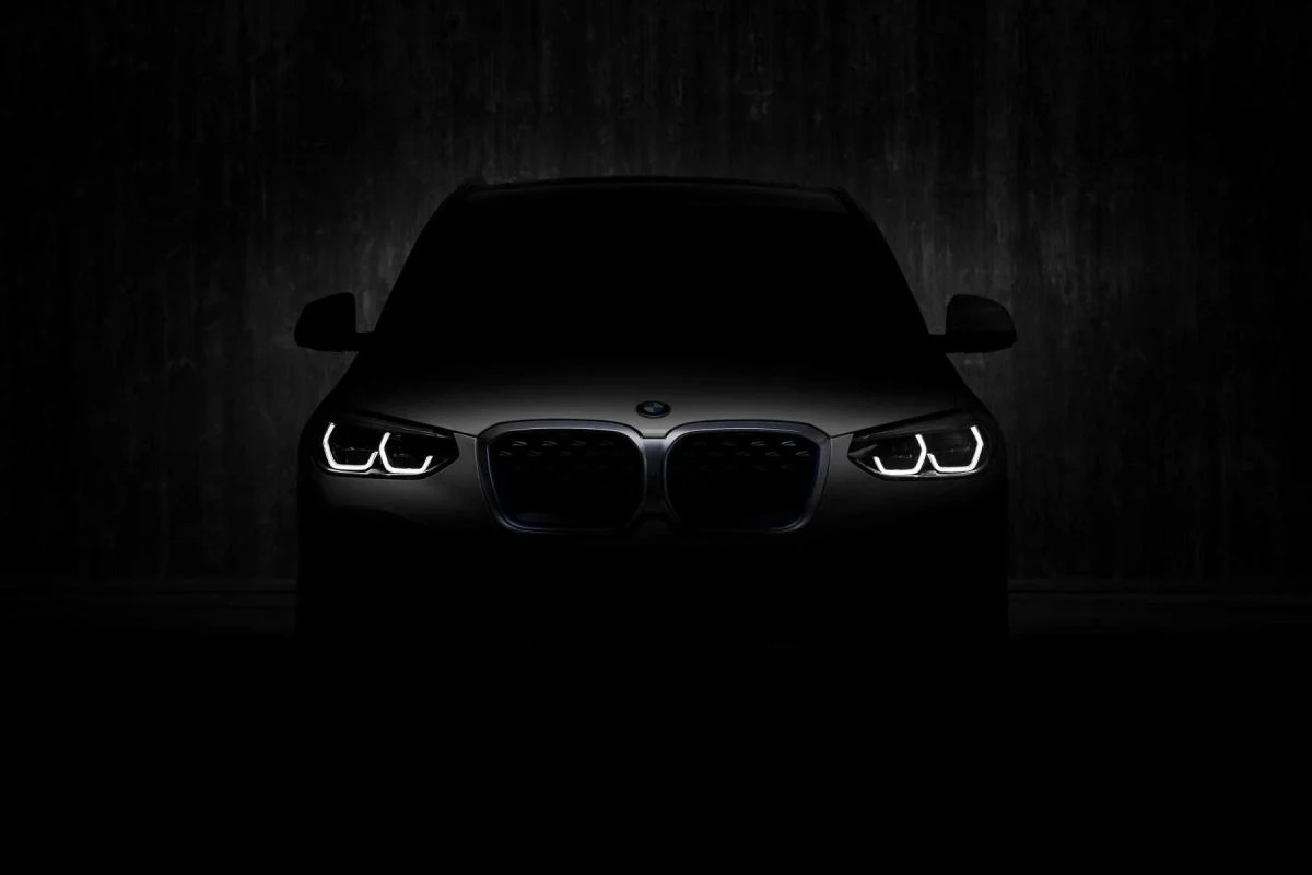BMW anticipa la presentazione mondiale della nuova iX3 con un teaser