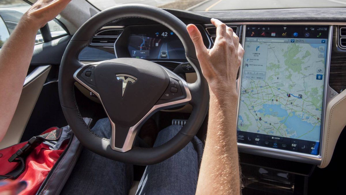Tesla: secondo gli esperti la guida autonoma completa è ancora lontana