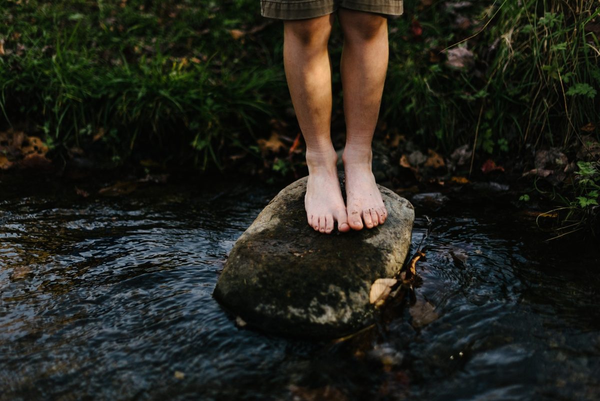 Barefoot: i benefici del camminare a piedi scalzi