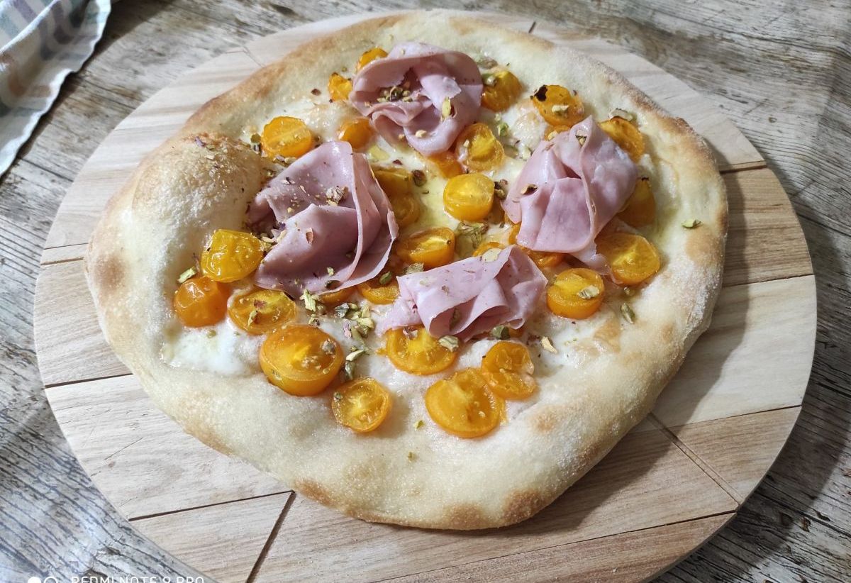 Pizza saporita con pomodorini gialli mozzarella e mortadella