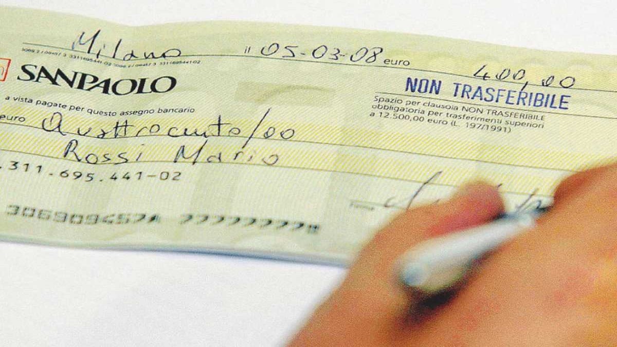 Assegni Bancari addio, libretto in pensione? Intesa lo rottama: cosa cambia e quando