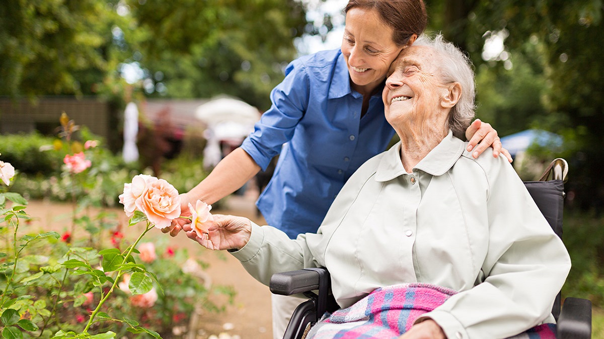 Pensione anticipata, caregiver 104 via dal lavoro a 58 anni? Come andare prima e quando