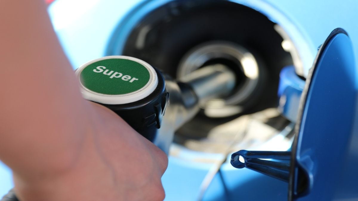 Carburanti, arriva la stangata di Pasqua 2023: quali sono i prezzi e perchè sono aumentati