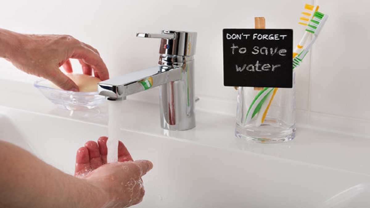 Bolletta dell’acqua, 5 trucchi per risparmiare nel 2023: ecco come evitare lo spreco