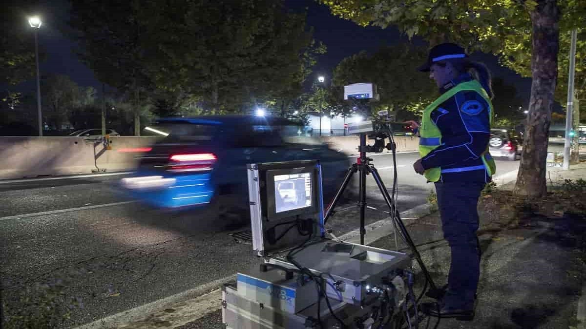 Autovelox, 3 trucchi per fregarli e non pagare le multe: cosa succede e quali sono i rischi