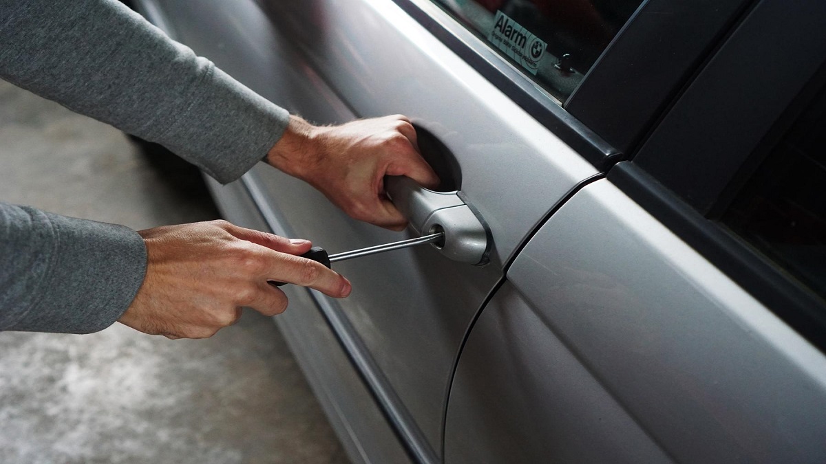 Furto d’auto, 3 trucchi per evitarlo: cosa fare e come proteggere il tuo veicolo