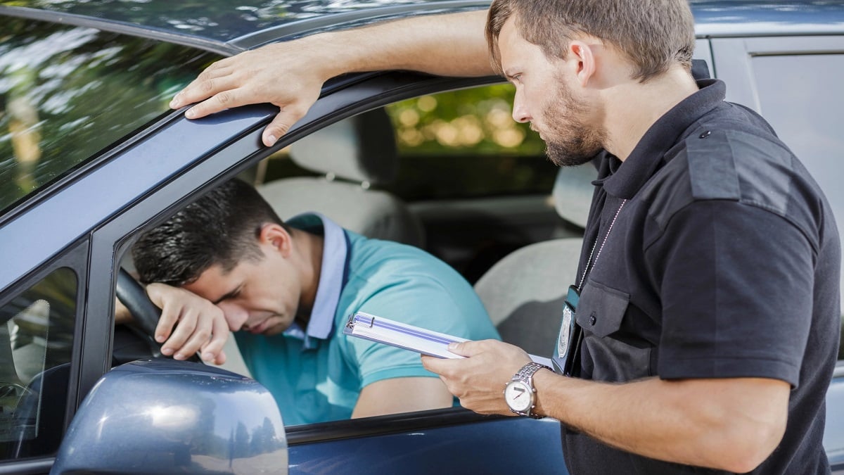 Guidare un’auto intestata ad altri, rischi e obblighi: cosa succede e quando è possibile