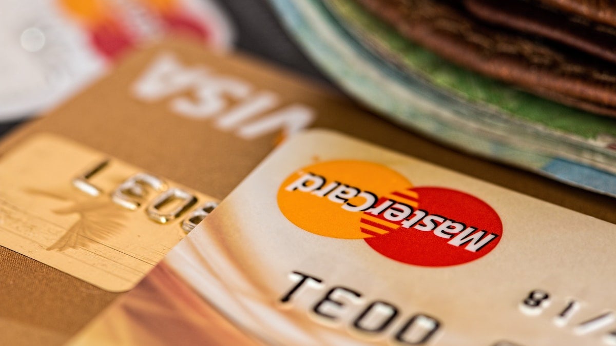 Pagare all’estero: carta di credito, bancomat o contanti? Cosa conviene e quanto si risparmia