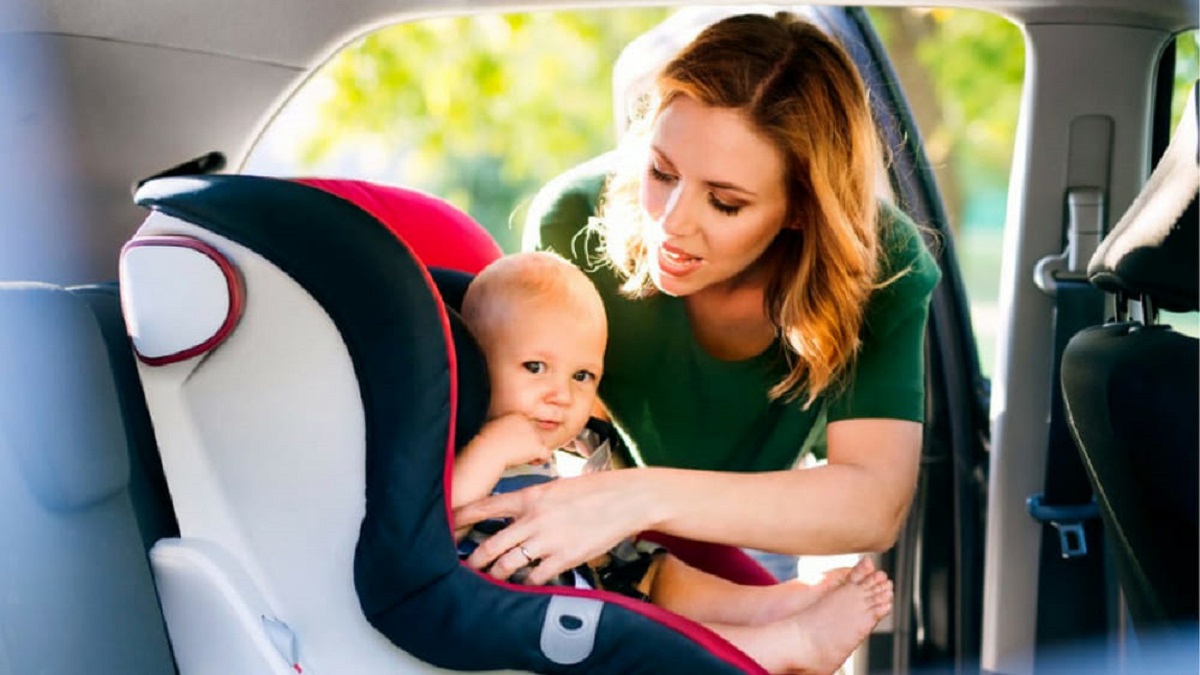 Seggiolino auto, obbligatorio il dispositivo anti abbandono: cos’è e cosa dice la legge